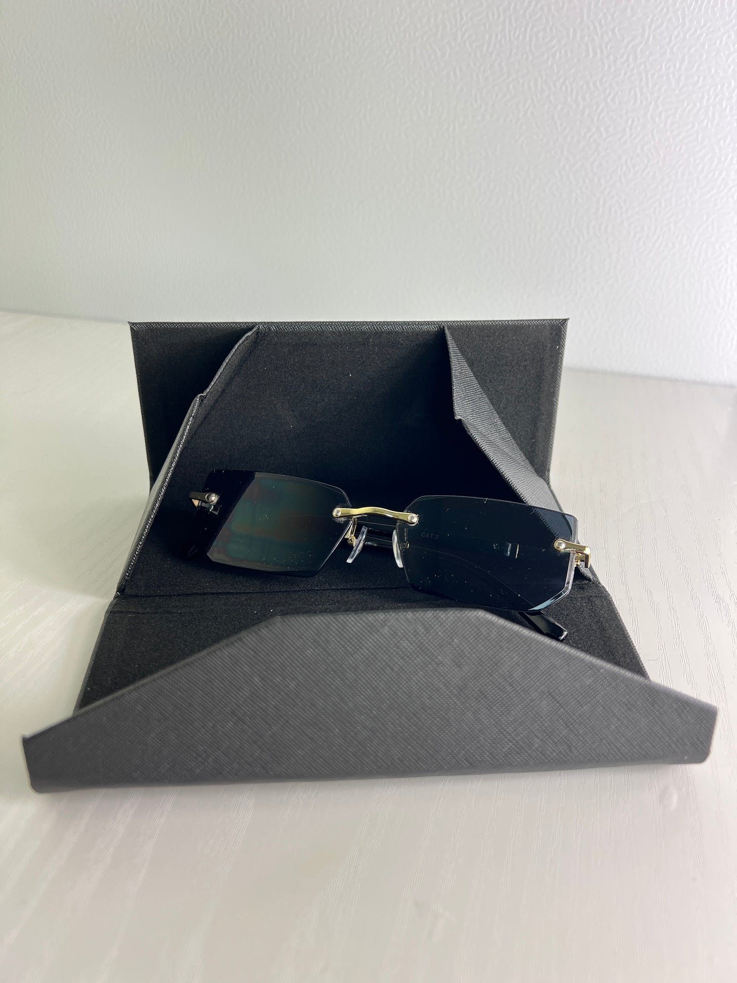 Išmanus akinių dėklas