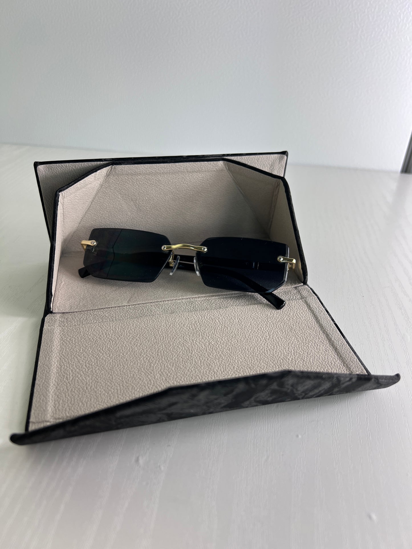 Gražaus rašto akinių dėklas