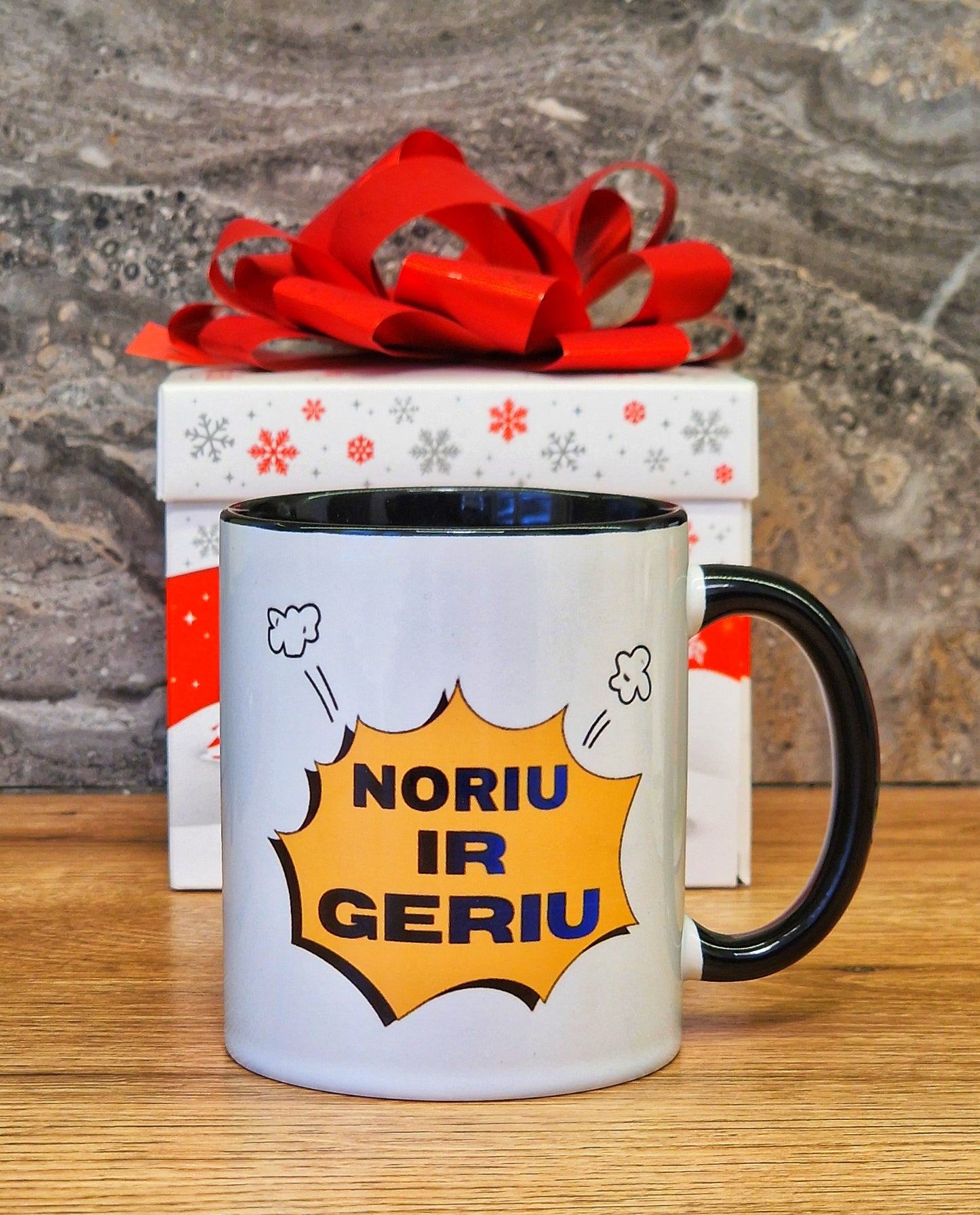 Juodas KŪŠMA puodelis su autografu