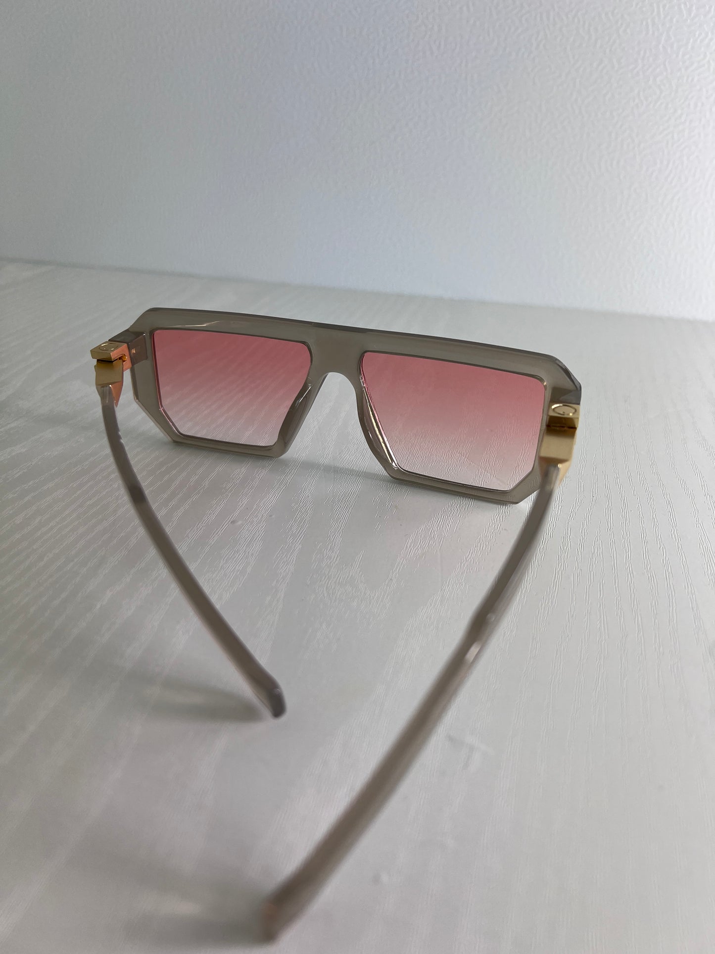 Pink saulės akiniai