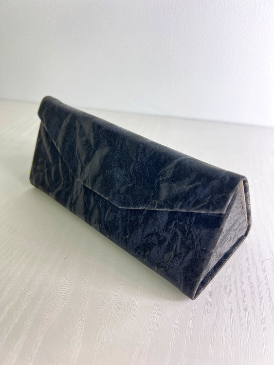 Gražaus rašto akinių dėklas